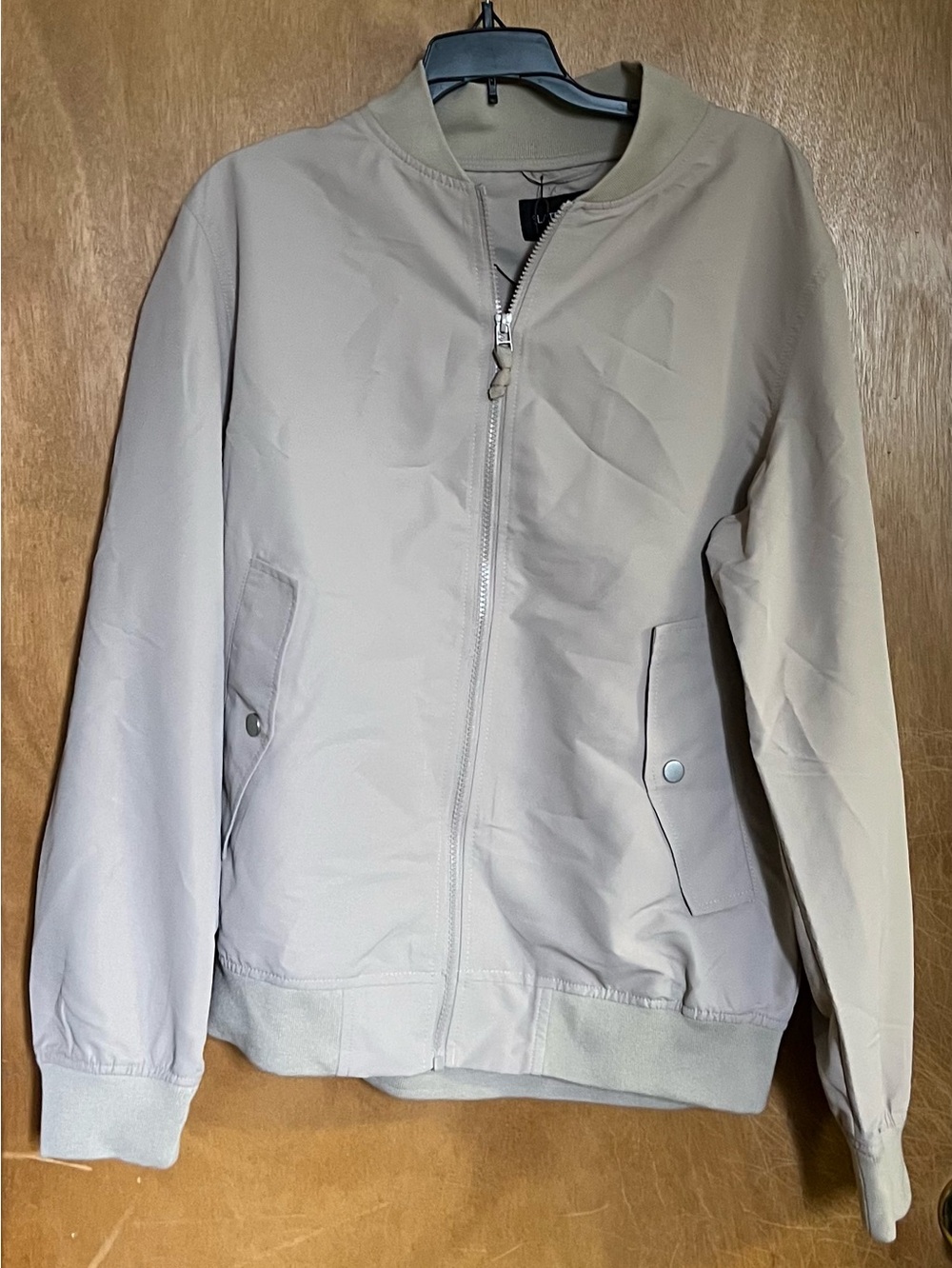 Slate & Stone Bomber Jacket flap pocket: khaki.